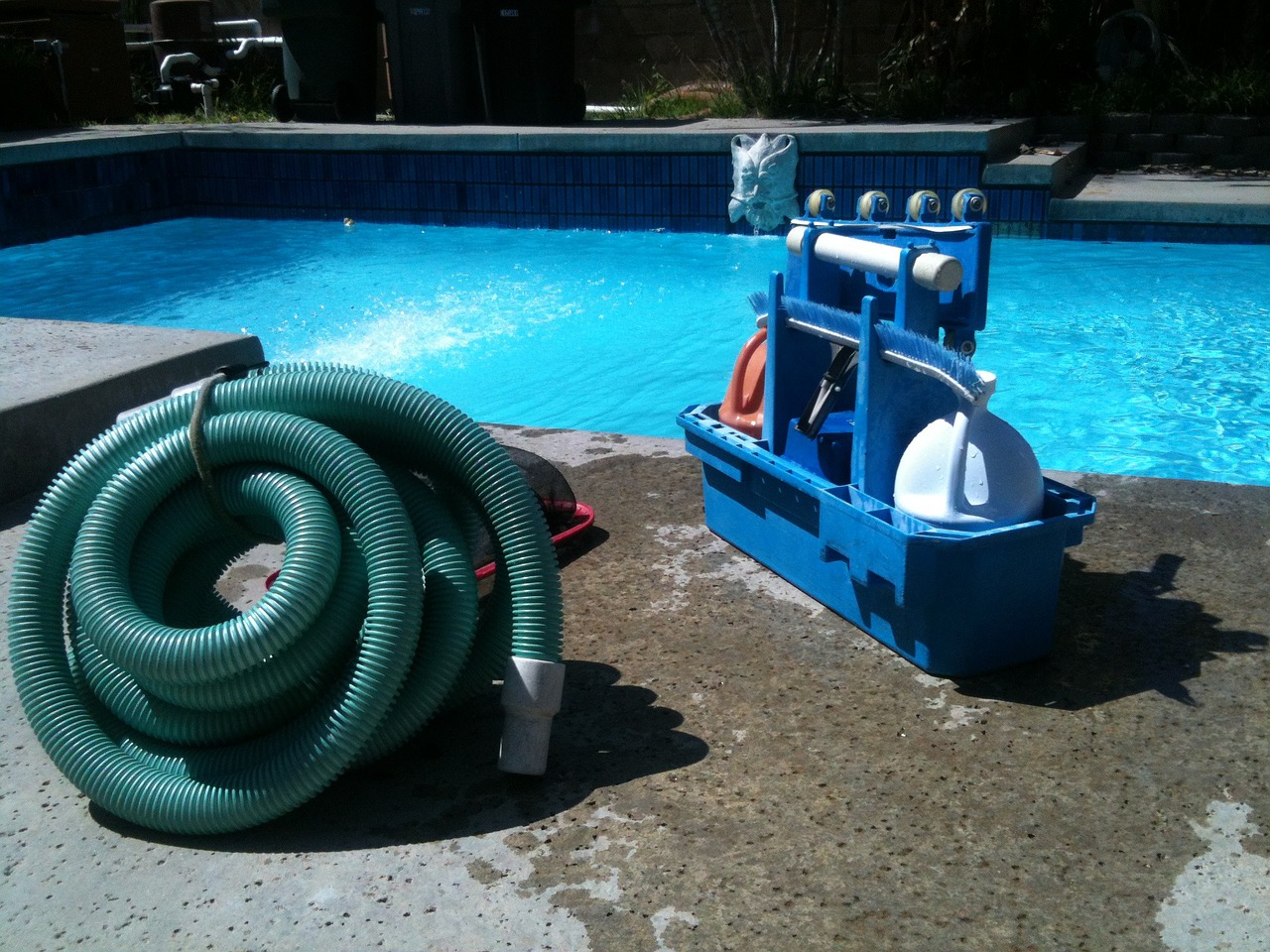 épuisette, robot, balai : Comment entretenir sa piscine?