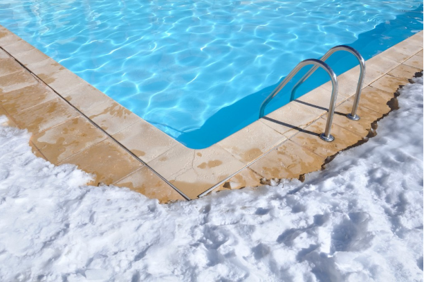 Purger les canalisations d'une piscine pour l'hivernage